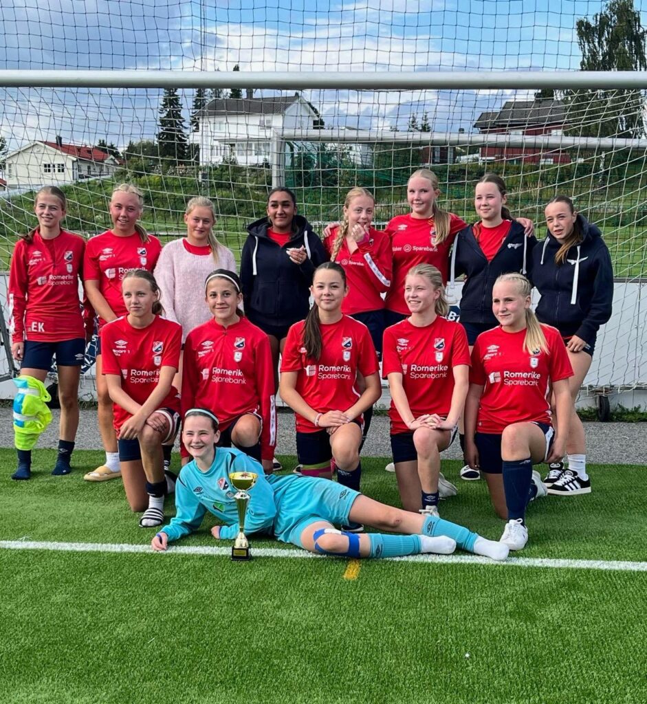 Thumbnail for Sølv til Frogner IL fotball jenter 14 i OBOS-turneringen!